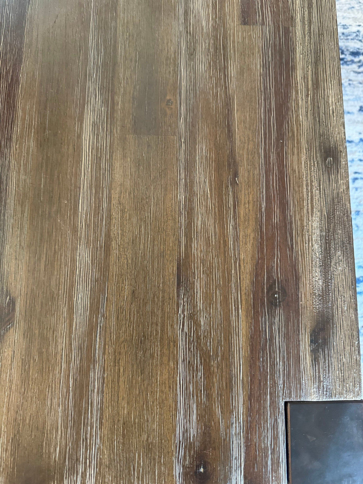 Wire-brushed wood grain of the tabletop