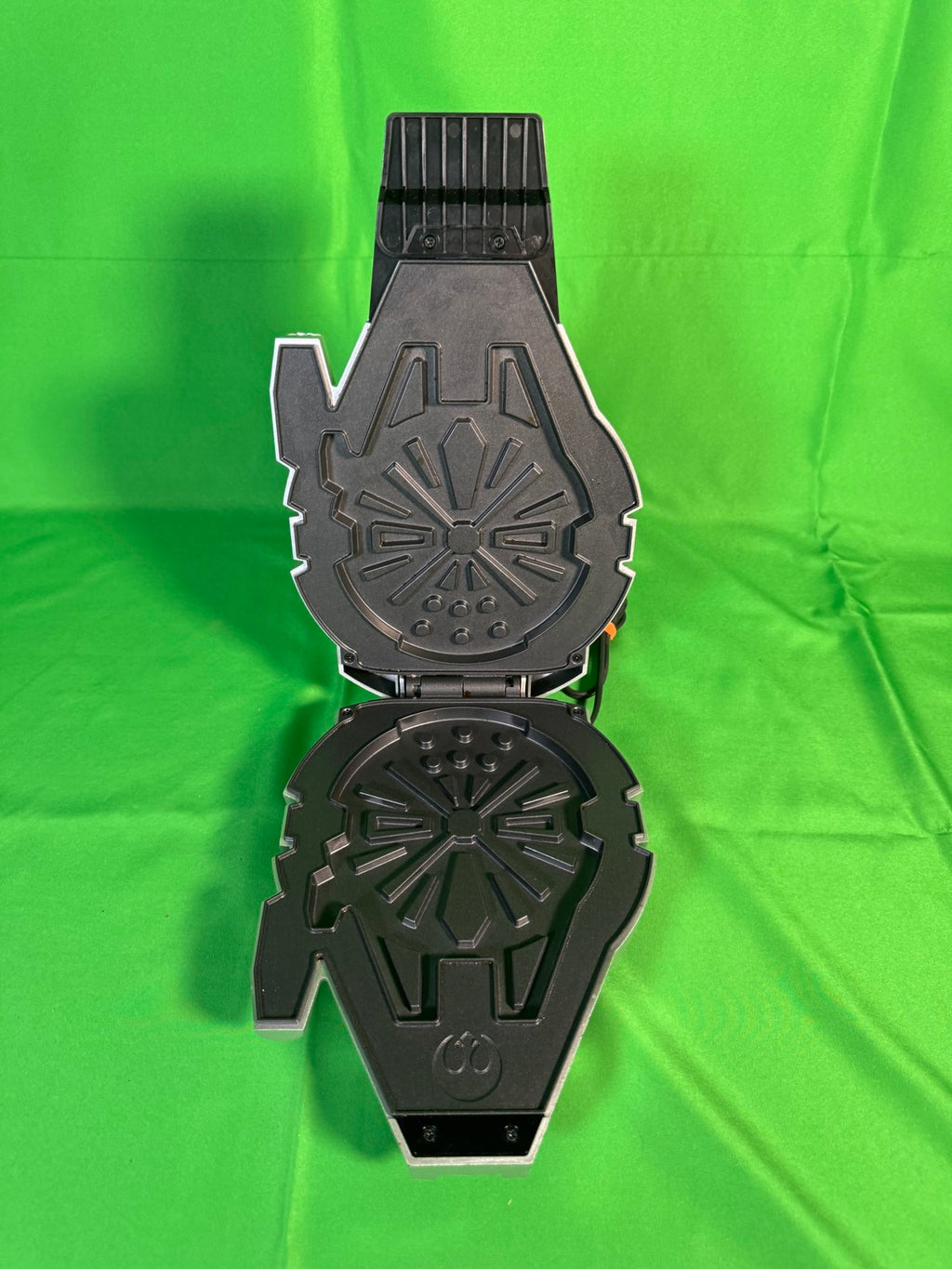 Star Wars Millennium Falcon Waffle Maker DWM-SRW-MF Uncanny Brands