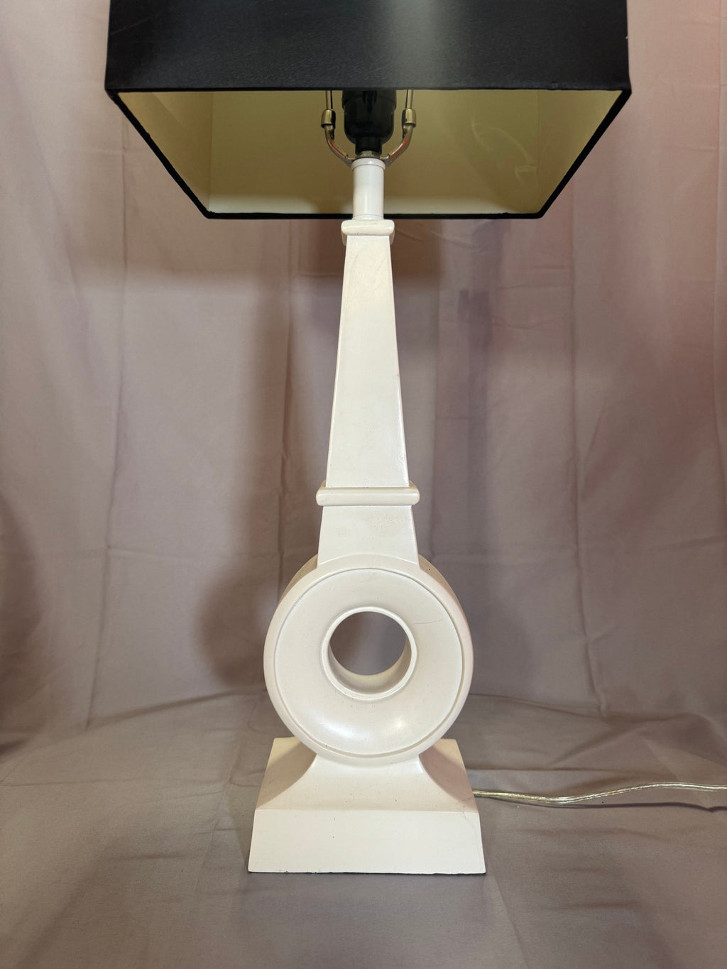 Close view of the ceramic body and round opening