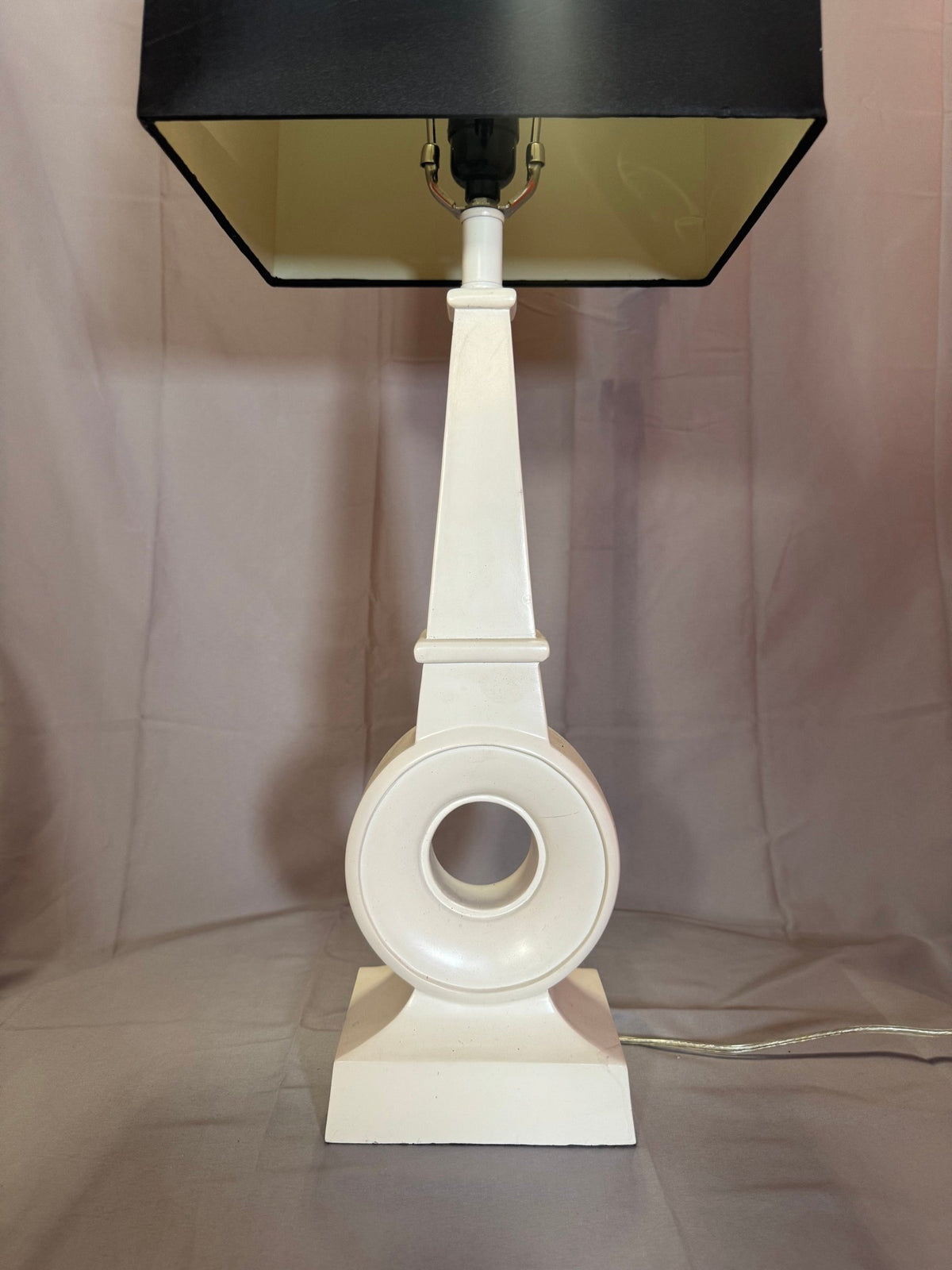 Close view of the ceramic body and round opening