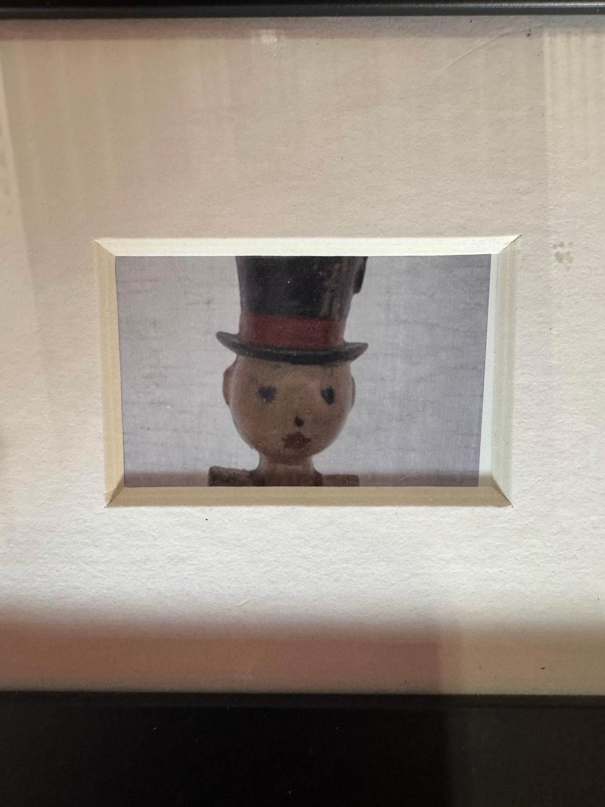 Close view of the top-hat figure photograph