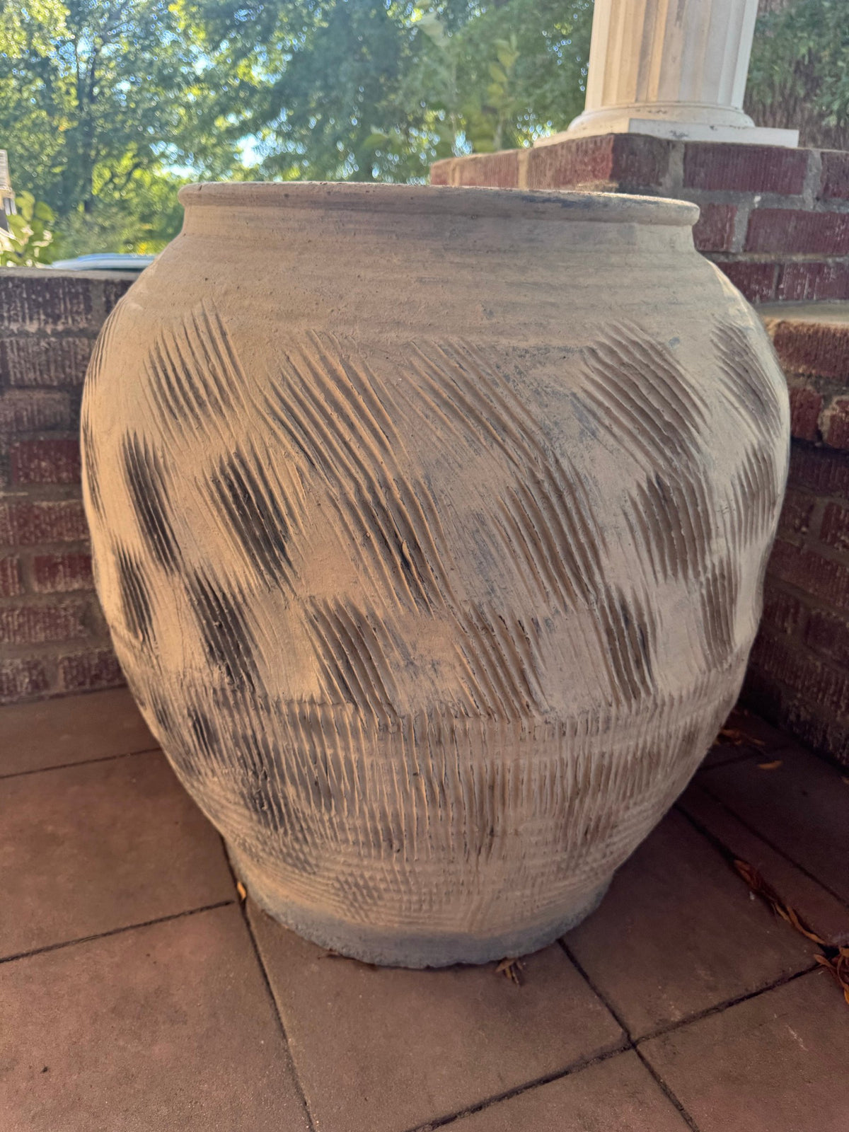 Side view of the urn showing the pattern