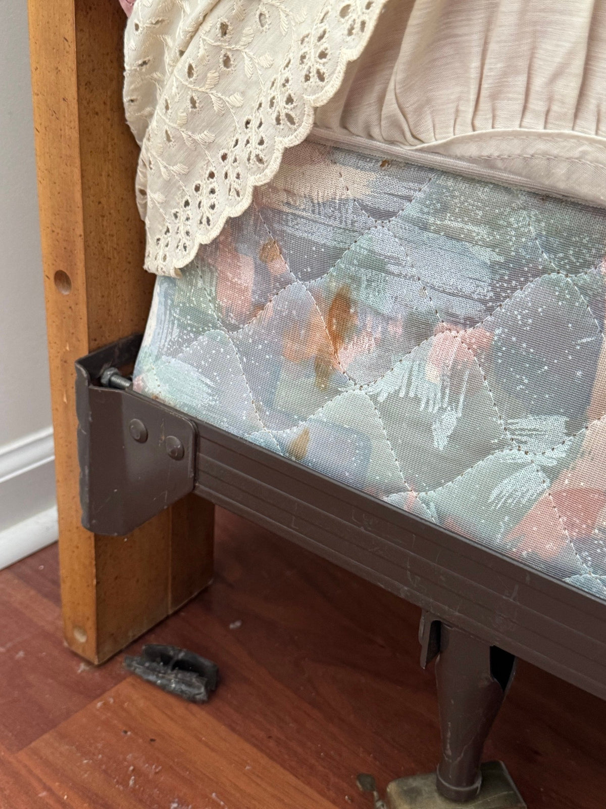 Metal side rail bracket and bed leg at the corner of the bed