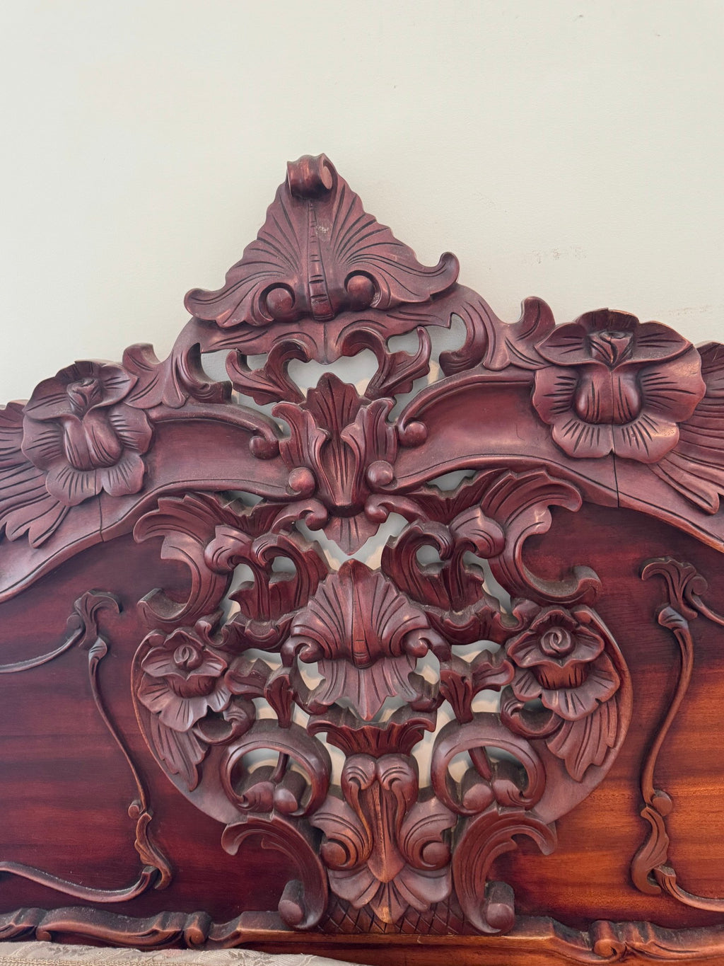Top of the headboard with carved rose and shell crest