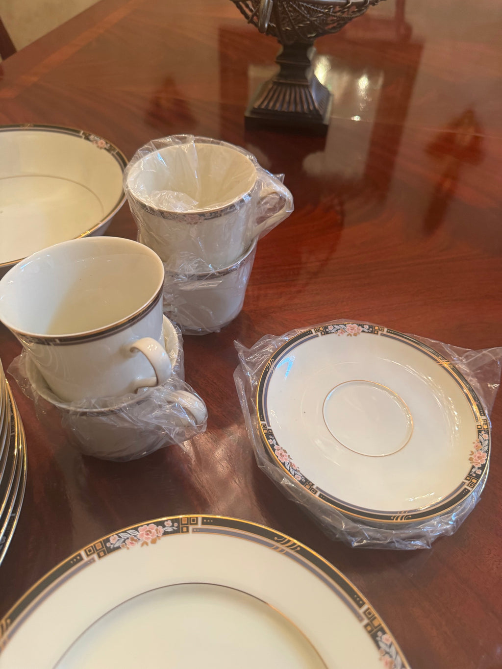 Mikasa Florisse Black Fine China Service, Gold-Rimmed Floral, Japan