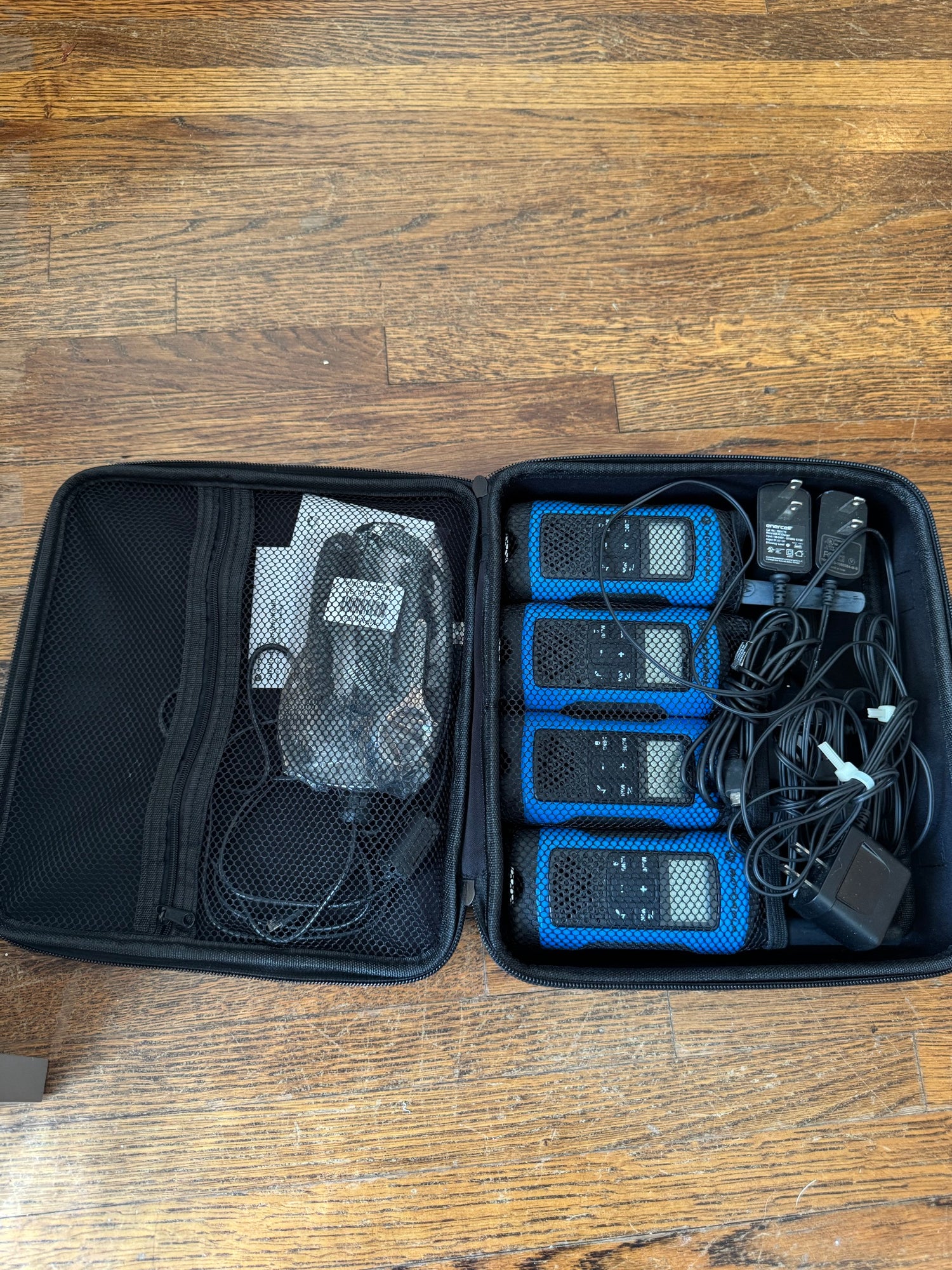Motorola Talkabout FRS Two-Way Radios Set of 4 Blue Chargers Case Very Good