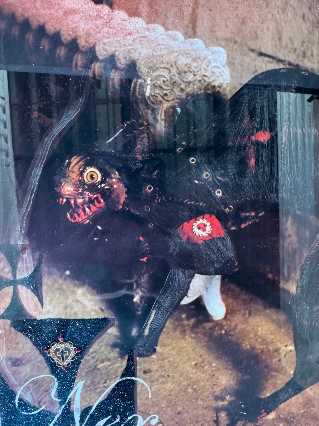 Close view of the figure and creature face