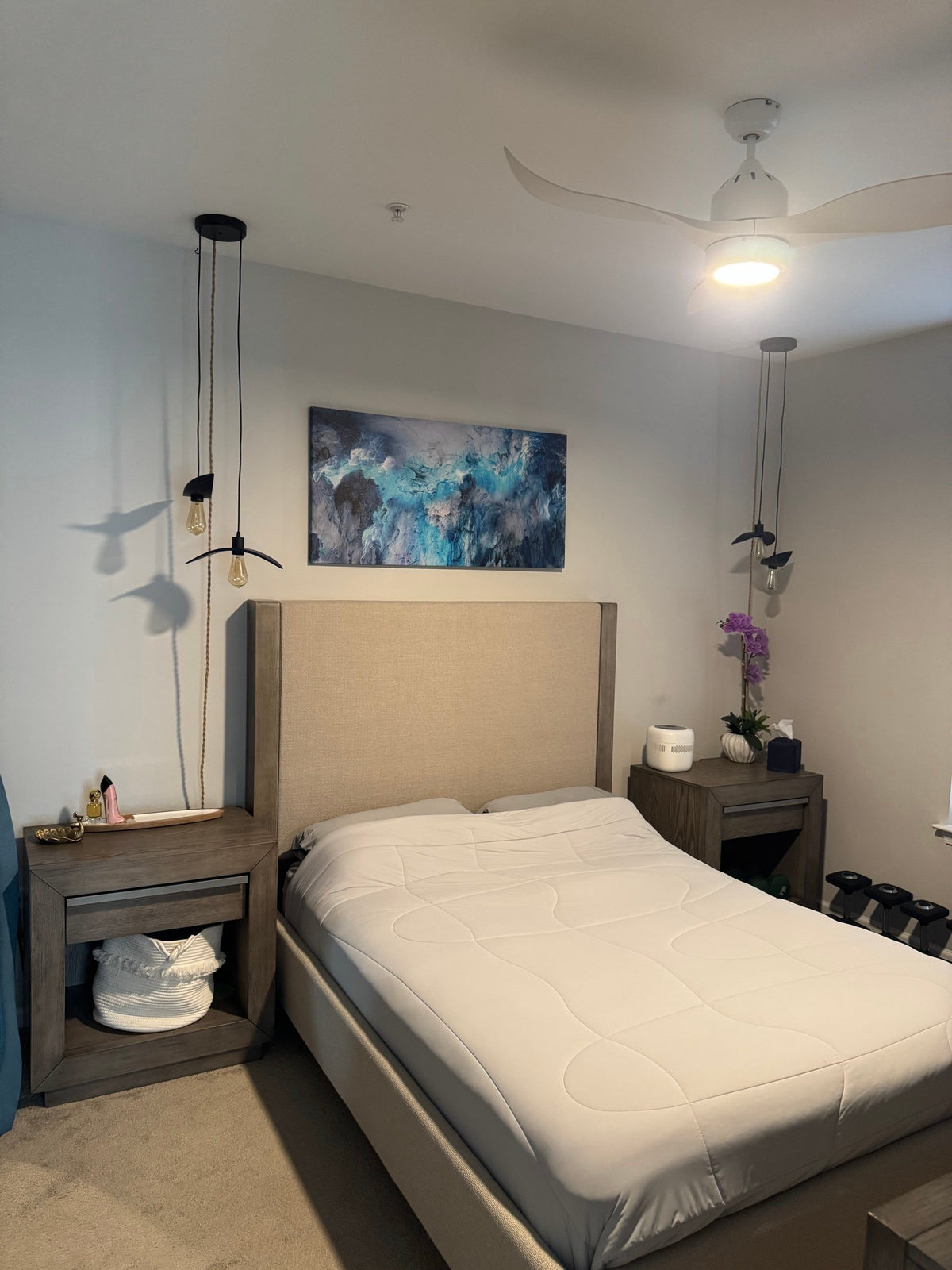 Queen bed between the two matching nightstands