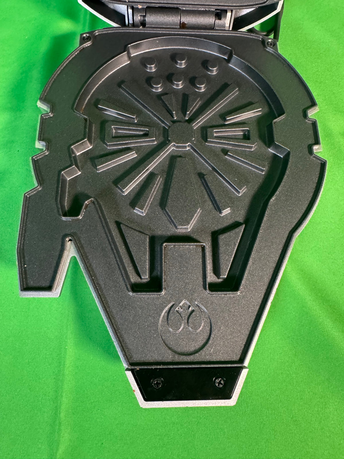 Star Wars Millennium Falcon Waffle Maker DWM-SRW-MF Uncanny Brands