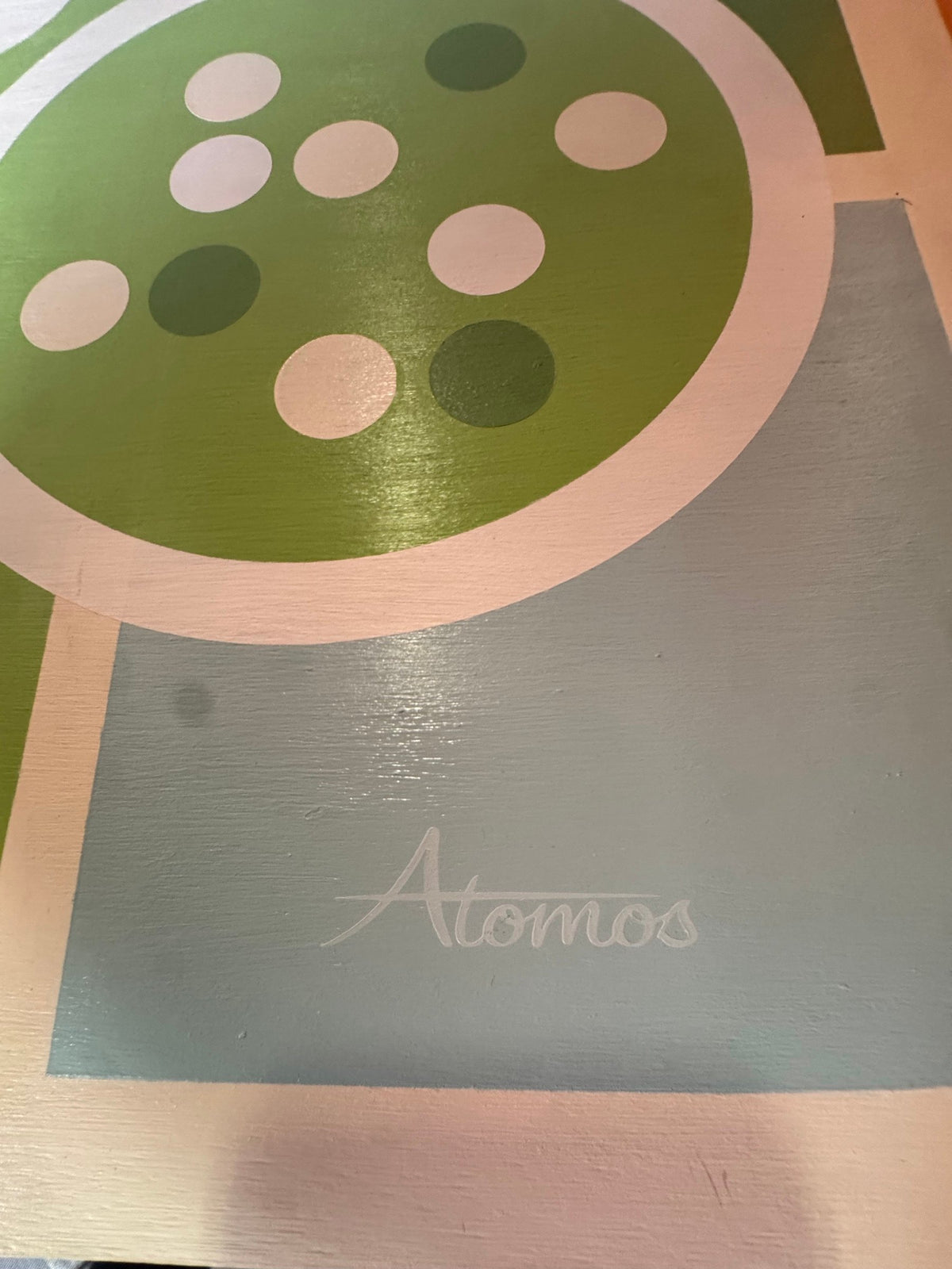 Signature Atomos on the front