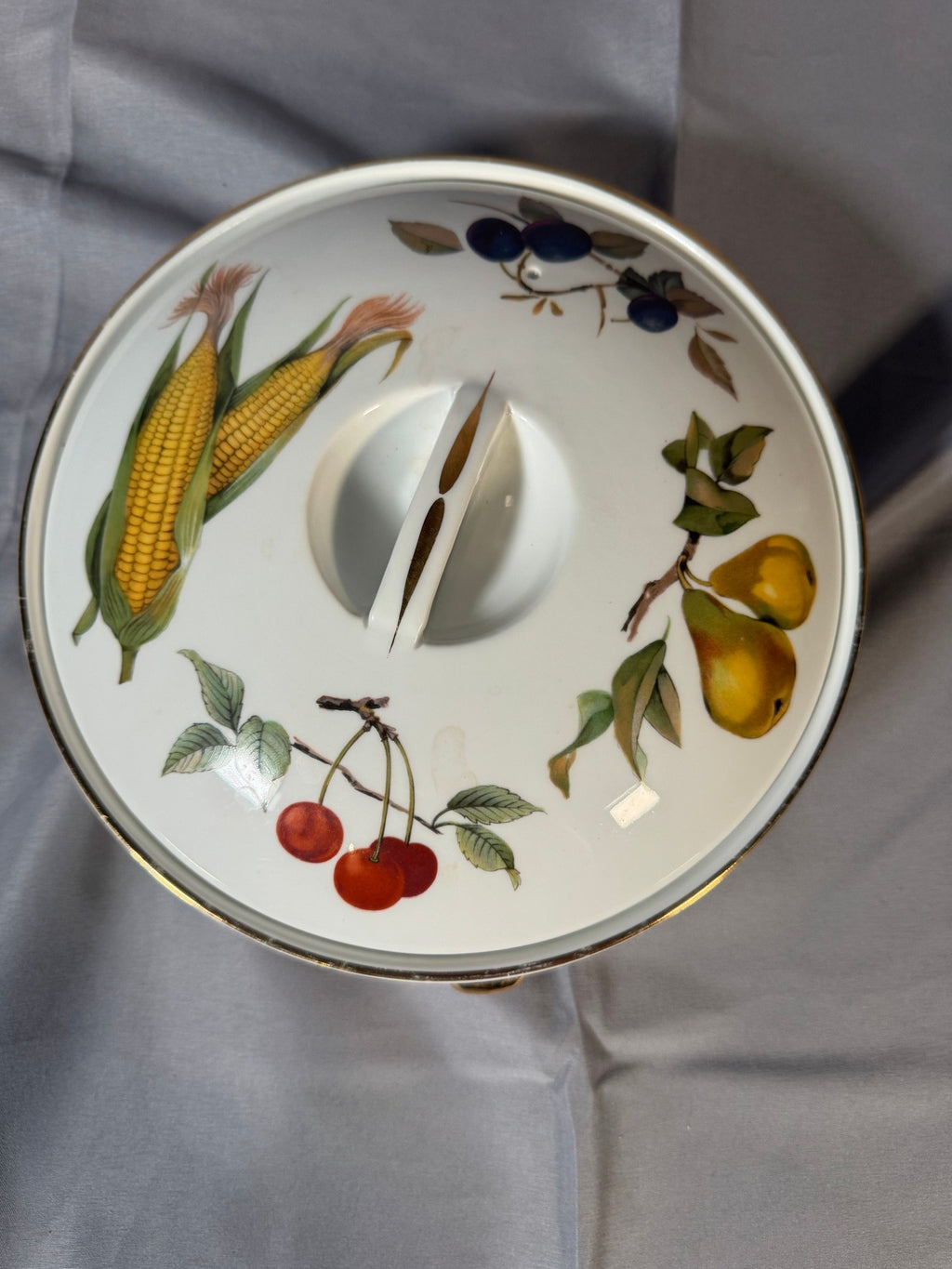 Royal Worcester Evesham Covered Casserole, Gold Shell Handles, Shape 22 Size 3