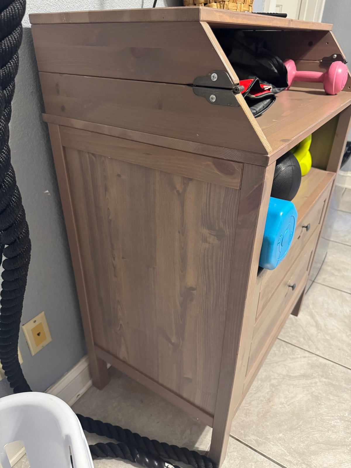 Side and front view of the cabinet