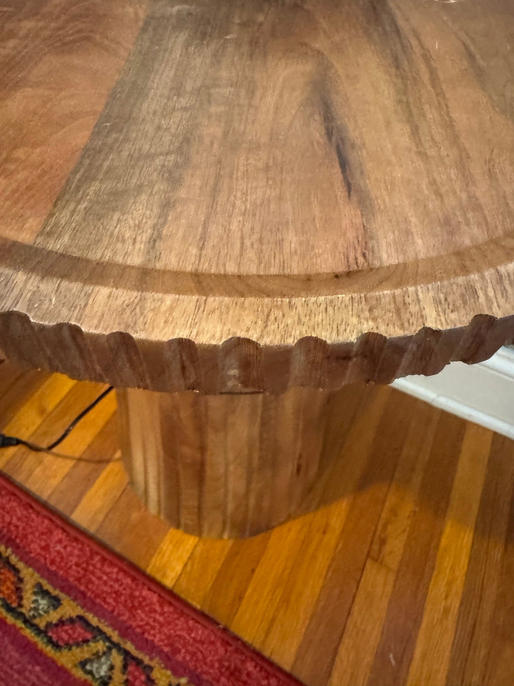 Close view of the scalloped top edge